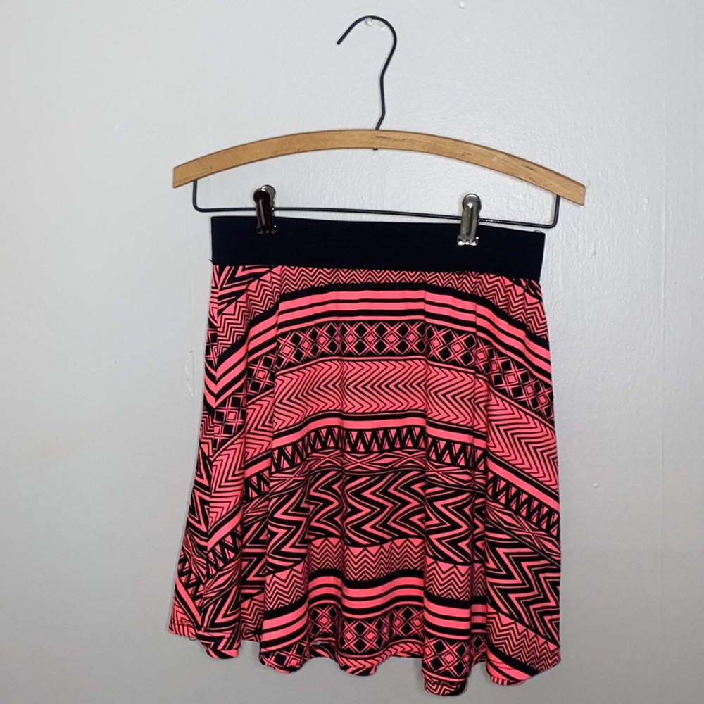 🌵Neon pink & black patterned skirt! - Picture 2 of 7